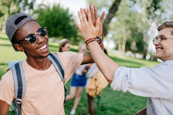 Boys giving high five — Stock Photo