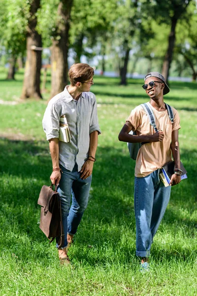 Багатоетнічні студенти з книгами в парку — стокове фото