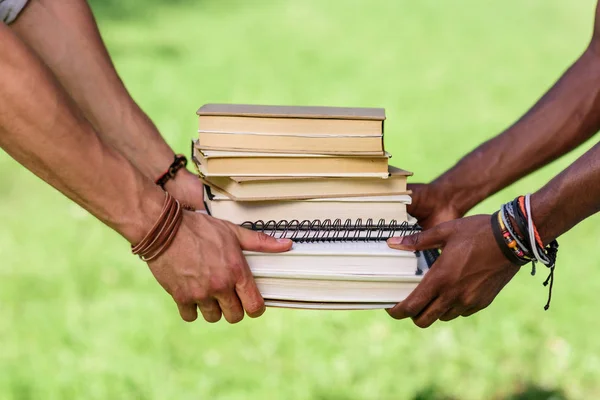 Schüler halten Bücher in der Hand — Stockfoto