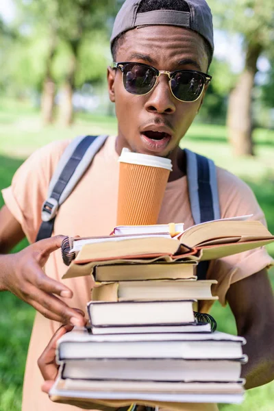 Joven con un montón de libros - foto de stock