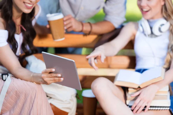 Estudantes com tablet digital no parque — Fotografia de Stock