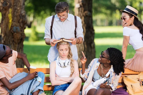 Multiethnische Studenten auf Bank im Park — Stockfoto