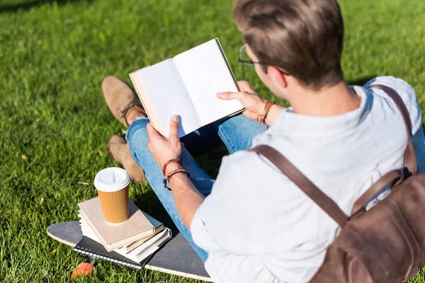 Hombre leyendo libro en parque - foto de stock