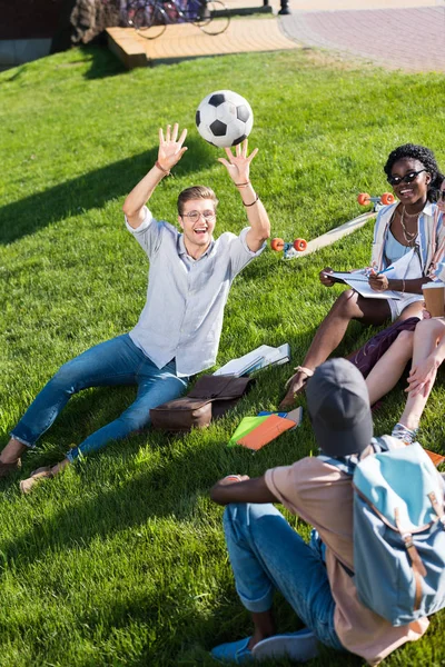 Estudiantes multiétnicos felices en el parque - foto de stock