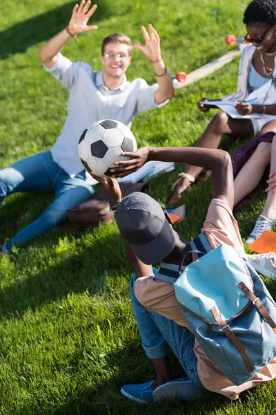 Estudiantes multiétnicos felices en el parque - foto de stock