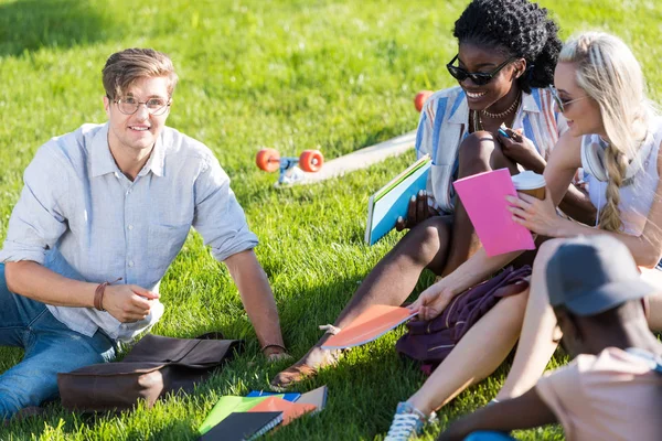 Heureux étudiants multiethniques dans le parc — Photo de stock