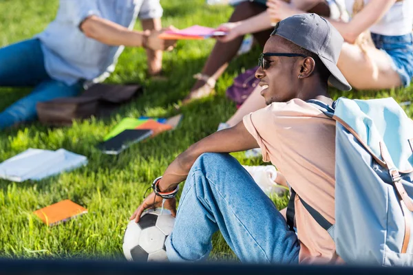 Africano americano studente in parco — Foto stock
