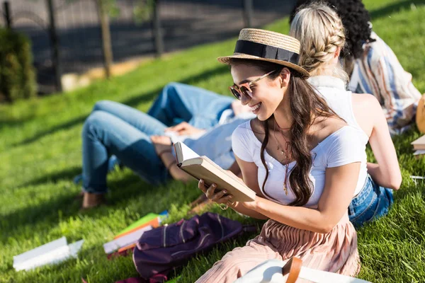 Estudiantes multiétnicos estudiando en el parque - foto de stock