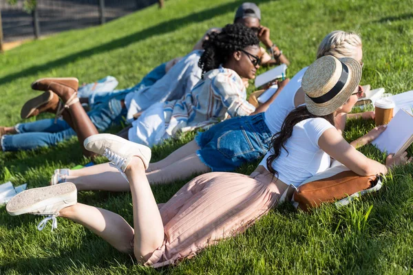 Estudiantes multiétnicos estudiando en el parque - foto de stock