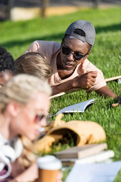 Estudantes multiétnicos que estudam no parque — Fotografia de Stock