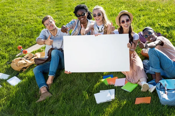 Studenti multietnici che tengono banner — Foto stock