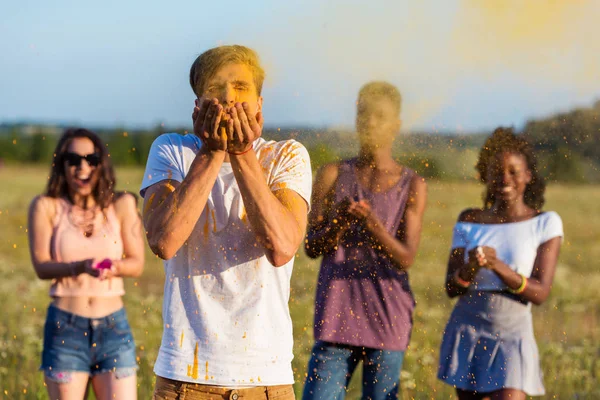 Amici felici a festival di colori — Foto stock