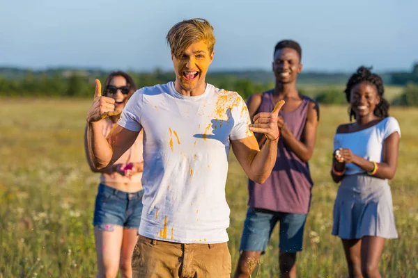 Happy friends at festival of colors — Stock Photo