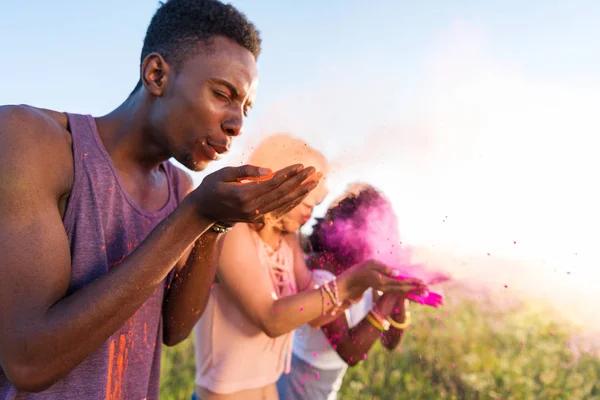 Amis heureux au festival des couleurs — Photo de stock