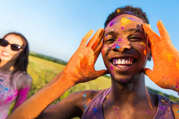 Homem americano africano em tinta colorida — Fotografia de Stock
