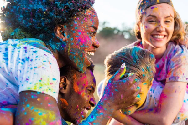 Amigos felices en el festival de colores — Stock Photo