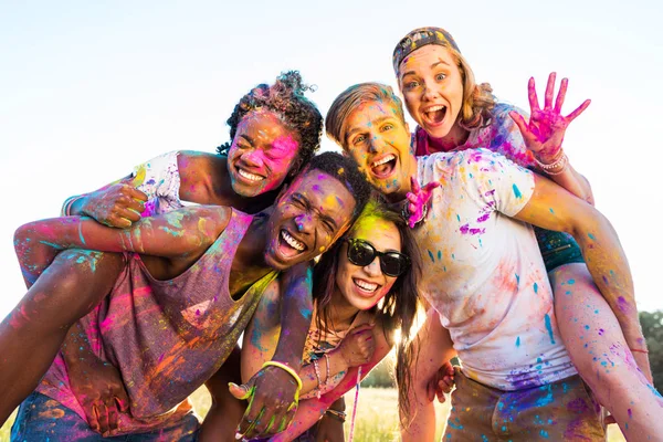 Amis heureux au festival des couleurs — Photo de stock