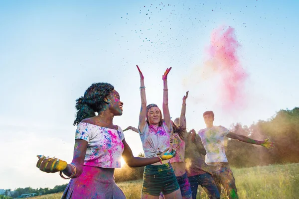 Happy friends at holi festival — Stock Photo