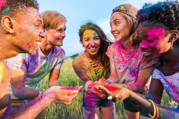 Happy friends at holi festival — Stock Photo