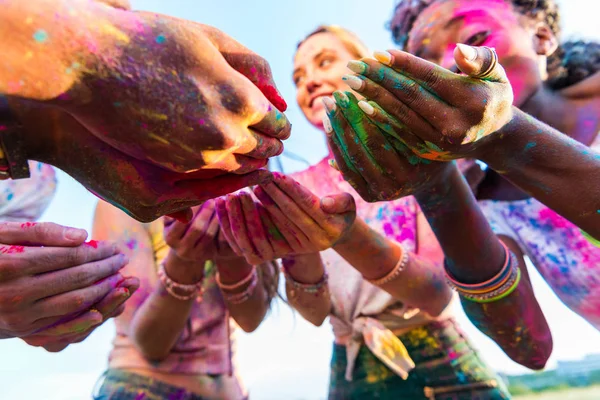 Amigos felizes no festival holi — Fotografia de Stock