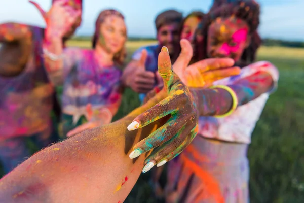 Amigos felices en el festival holi - foto de stock