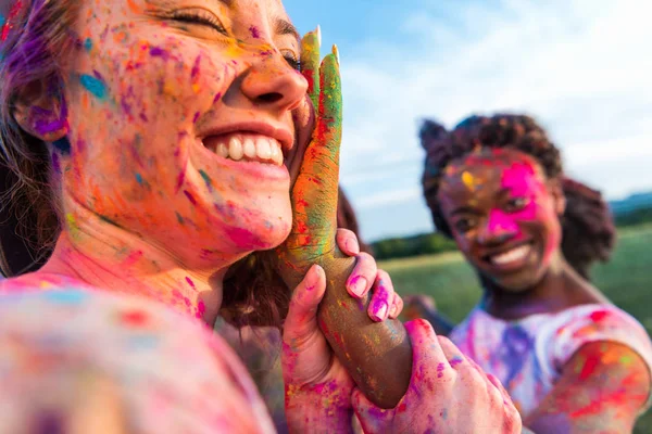 Happy friends at holi festival — Stock Photo