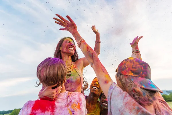 Heureux amis au festival holi — Photo de stock