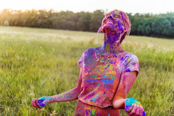 Chica en holi festival - foto de stock