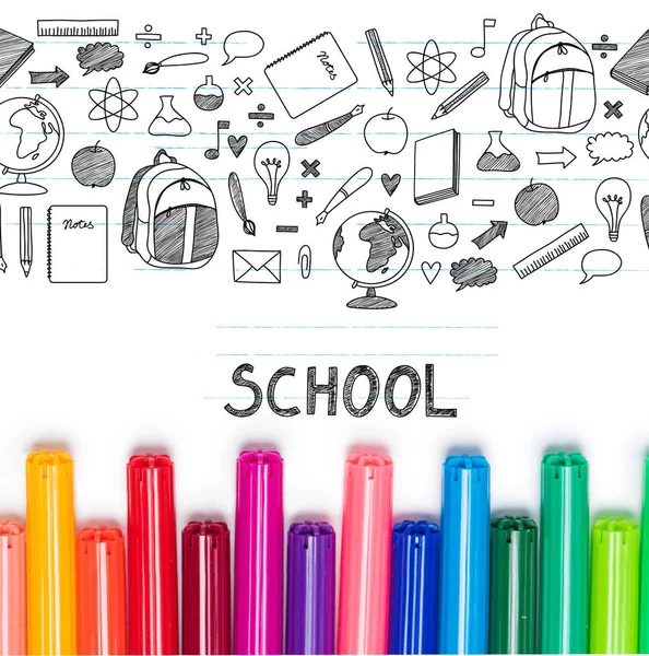 Lettrage scolaire et marqueurs colorés — Photo de stock