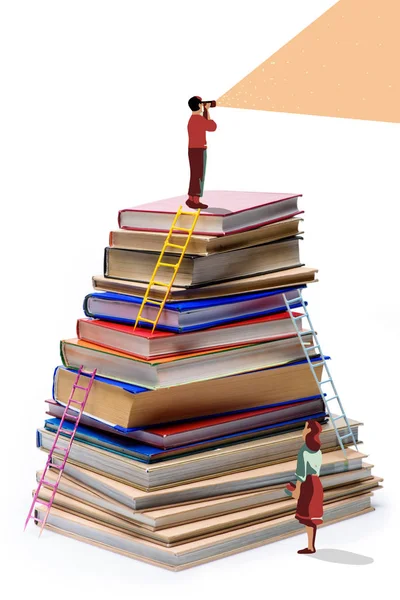 Alumno de pie sobre un montón de libros - foto de stock