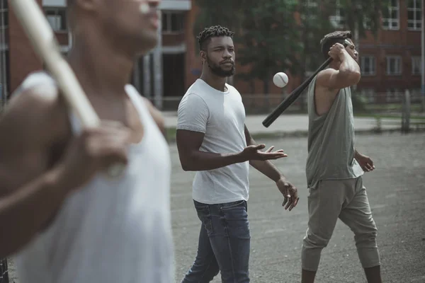 Jugadores multiétnicos de béisbol - foto de stock