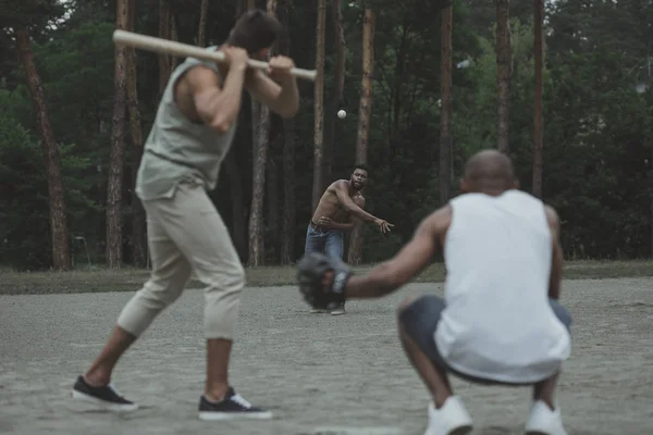 Hommes multiethniques jouant au baseball — Photo de stock