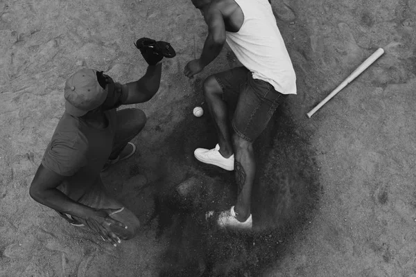 Joueur de baseball atteignant la base — Photo de stock