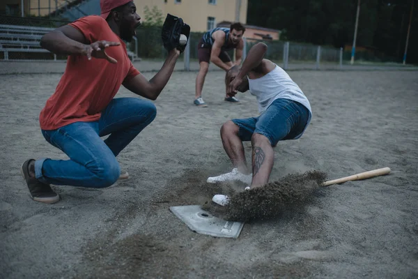 Hombres multiétnicos jugando béisbol - foto de stock