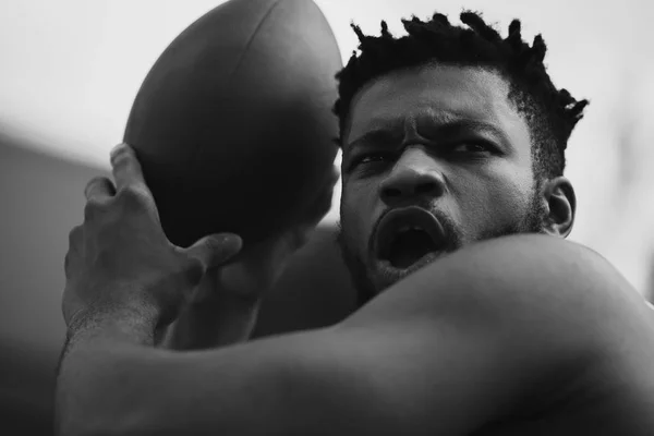 Joueur de football masculin — Photo de stock