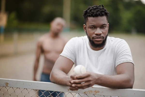 Beau joueur de baseball — Photo de stock