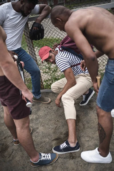 Homens atacando outro com bastões de beisebol — Fotografia de Stock