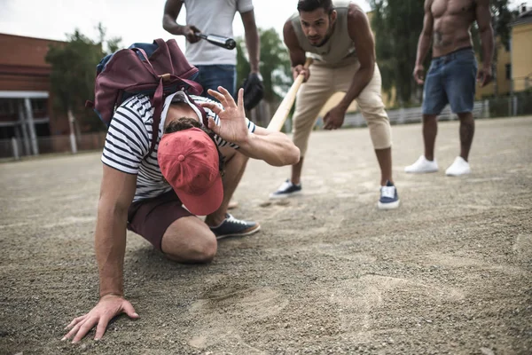 Homens atacando outro com bastões de beisebol — Fotografia de Stock