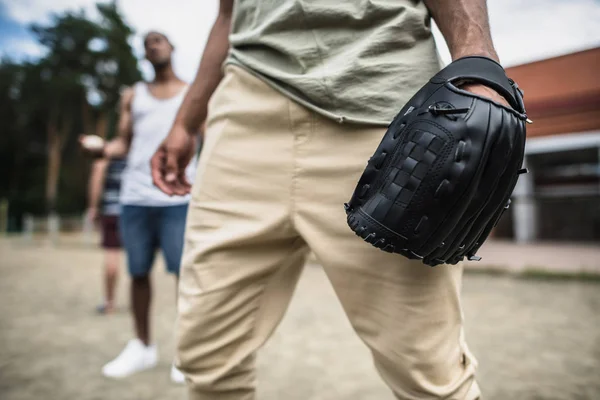 Joven con guante de béisbol - foto de stock