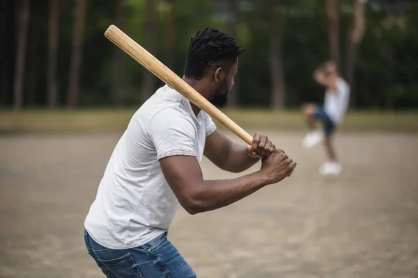 Hommes jouant au baseball — Photo de stock