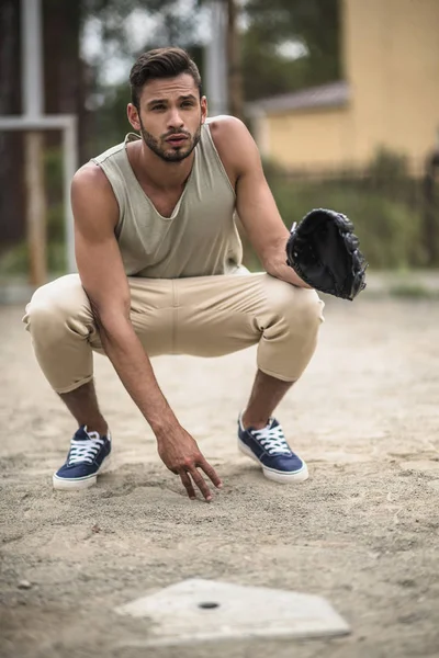 Homme prêt à attraper la balle — Photo de stock