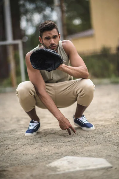 Man ready to catch ball — Stock Photo