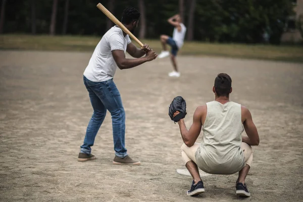 Hommes jouant au baseball — Photo de stock