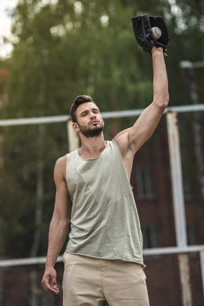 Hombre la captura de pelota - foto de stock