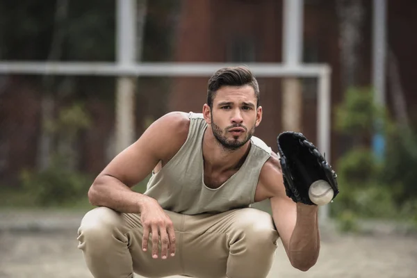 Mann fängt Ball — Stockfoto