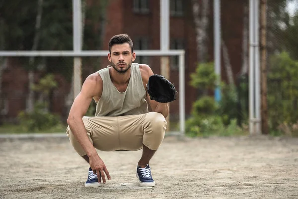 Hombre jugando béisbol - foto de stock
