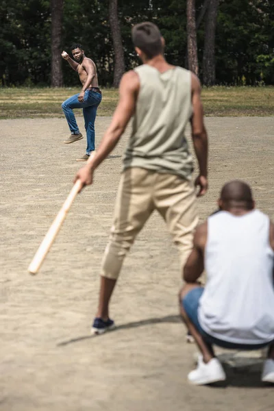 Uomini che giocano a baseball — Foto stock