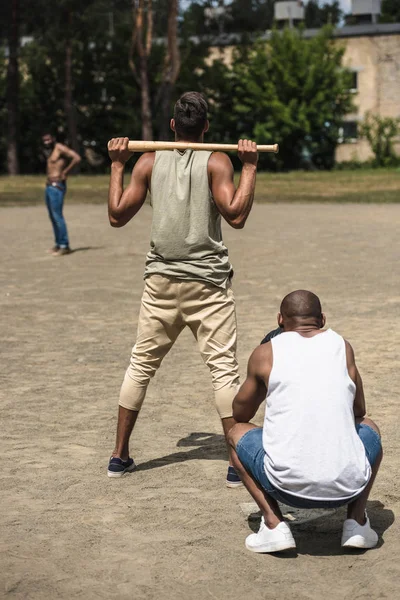 Uomini belli che giocano a baseball — Foto stock