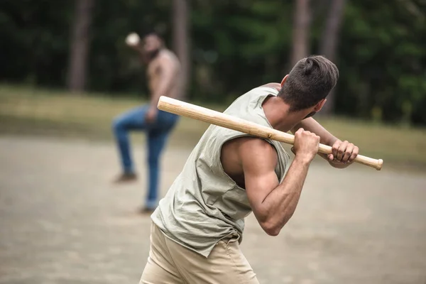 Men playing baseball — Stock Photo