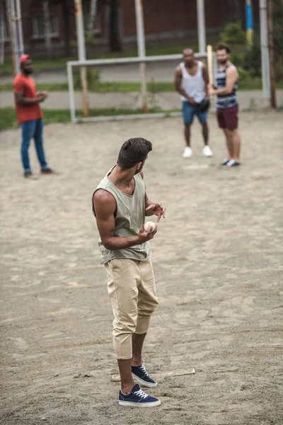 Hommes jouant au baseball — Photo de stock